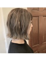 ファヴォリ(favori)&nbsp;【favori　自由が丘】　バレイヤージュグレー×切りっぱなしボブ