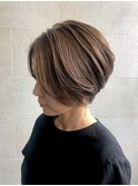 上品なシルエットのショートボブ