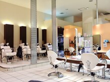 ヘアーアンドメイク モコモコアンドモコモコキッズ 千葉店の雰囲気（全体を見渡せる広い店内でご利用頂けます）