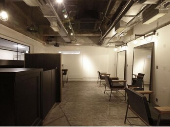 アンダーバーサーティーン(_13)の写真/【梅田駅近/20時まで受付】カット技術に定評あり。ベテランスタイリスト一名のみの完全プライベート空間