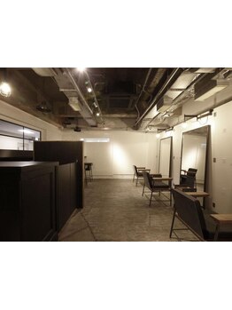 【梅田駅近/20時まで受付】カット技術に定評あり。ベテランスタイリスト一名のみの完全プライベート空間