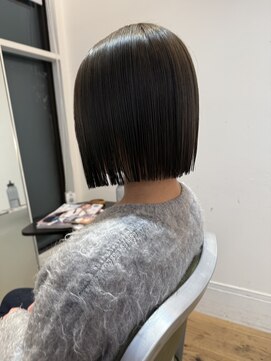 アン(un) ぷちゅん/ぱっつんボブ/切りっぱなしボブ/アッシュグレー