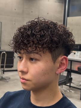 イーラ(era) スペインカール　ツイストスパイラル眉カットメンズパーマ