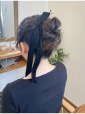 おしゃれシニョン×大きめベロアリボンが可愛い結婚式ヘア