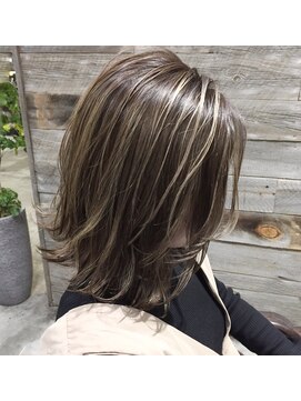 トルネード(TORNADO) 外国人風ボブ ハイライトグラデーション グレージュ 外ハネ