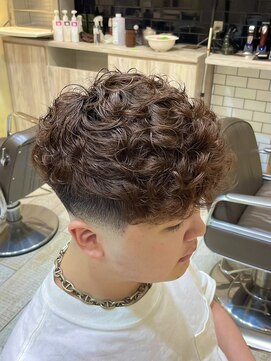 グルーマーズトウキョウ(GROOMER/S TOKYO) ブラウンカラー×スペインカール