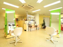 フフ ヘアーアンドメイク(ff HAIR&MAKE)の雰囲気（明るい店内。1席1席独立した広々とした空間が◎）