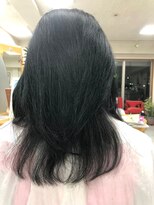 美容室パウサ 黒髪で毛先軽めの清楚系スタイル