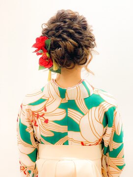 ファレ(Phalae) 編み込みルーズシニヨン