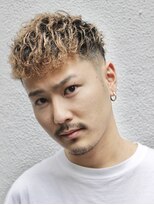 フランクスバーバー アンド ビアークラブ(FRANK'S BARBER and BEER CLUB) ツーブロックフェードソフトツイストベージュスペインカール