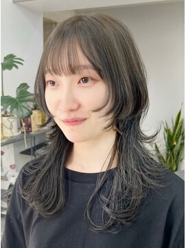 ヴェイン 渋谷(vain) 大人ガーリー ロングウルフ くびれヘア　アッシュオリーブ