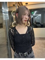 ラ キング(LA KING)&nbsp;ウルフカットイメチェンホワイトブロンド外ハネボブ美髪前髪