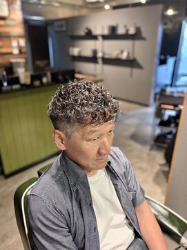 バーバープレイス チクシ(BARBER PLACE chikushi) ツーブロックミドル（スパイラルパーマ）