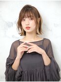 イヤリングカラーがアクセント