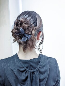 レアナ バイ ニーナ(Leana by NINA) 顔周りはタイトなヘアアレンジ
