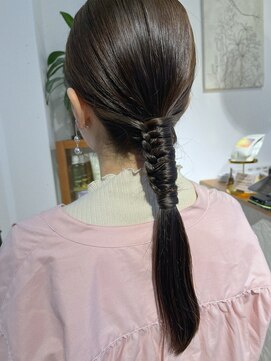 ハク アトリエ(HaKU atelier) 柔らかグレージュタイトローポニーヘアアレンジ