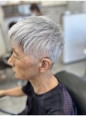 グレーヘアのベリーショート