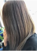 アッシュ色で透け感あるグレーカラー