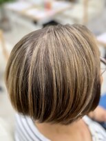 レヴィア(REVIA)&nbsp;ショートボブ白髪ぼかしハイライトブリーチミルクティーベージュ