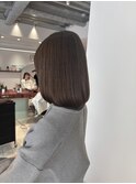 シルエット◎のミディボブに秋冬にぴったりチョコレートブラウン