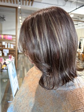 ラヴィエール(LAVIERE by R-EVOLUT) 大人ボブ　白髪ぼかしハイライト　スモーキーアッシュ