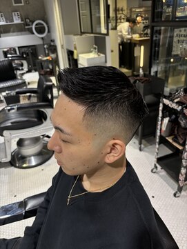 フランクスバーバーザスタンド(Frank’s barber the stand) メンズビジネスクロップマッシュベリーショートフェード眉毛F