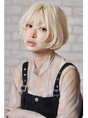 柔らかブロンドのモードボブ