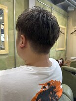 グレースマンカフェ(GRACE MAN CAFE)&nbsp;暗めのグレイアッシュカラーの刈り上げショートスタイル