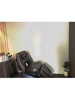 フラットなシャンプー台とモダンでバリを感じさせる店内で、思わず寝落ちしてしまう癒し時間をご提供◇