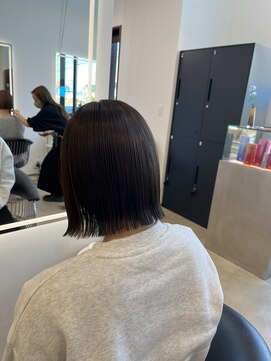 クオン 伊勢崎(QUON.) プツッとボブ/暗めグレージュカラー