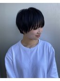 丸みショート前下がりセンターパートハンサムくびれショート