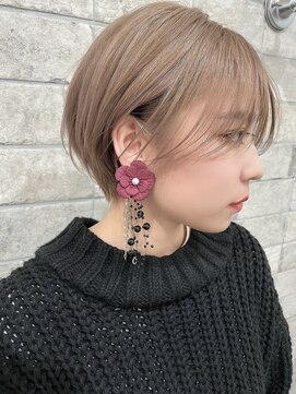 コモダ 神戸三宮(comoda) ミルクティーベージュ / フェザーショート / ブリーチ