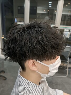 バース バイ ハピネス(BIRTH by happiness) 韓国へアカルマパーマワックスなしセンターパート黒髪ウルフ