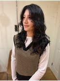 黒髪でと柔らかく見せるウェーブパーマ