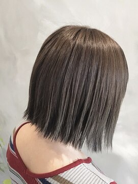 フォルン(Vorn) ラベンダーアッシュ切りっぱなしボブ