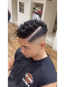 ヘアープルトワルピナス スキンフェードberberスタイルパーマ