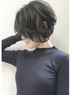 オーソ(AUTHO) 前髪/ショートヘア/斜めバング/グレージュカラー/丸型　g
