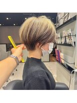 ヘアメイクアース 八潮店(HAIR & MAKE EARTH) ショート丸みショートカット×ハイトーンカラー