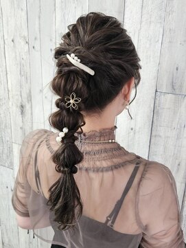 ラピスラズリ(Lapis Lazuli) ポンポンポニーテール　４（ヘアセット専門店　下通　熊本）