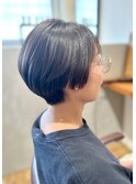耳が隠れるくらいの短すぎない黒髪ハンサムショート