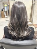 レイヤーカット 美髪 アッシュハイライト ロング白髪ぼかし