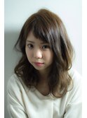 アッシュベージュカラーのショートバングスタイル