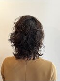 くせ毛を活かす大人可愛いミディアムレイヤー
