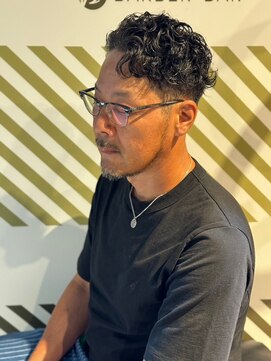 バーバーバー アカバネ(BARBER-BAR AKABANE) 男らしさ溢れるパーマ×ツーブロック フェード#3