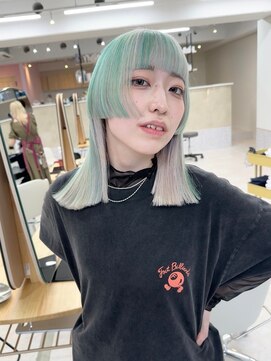 イェッカ(YECCA) ミントグリーンとシルバーのデザインカラー（ブリーチ２回）