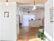 ヒュッゲ(hygge)の雰囲気（白を基調とした明るい店内リノベーションサロン）