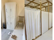 プティット(petite)の雰囲気（スリッパに履き替えて店内へ## 施術ルームはカーテンで個室に♪）