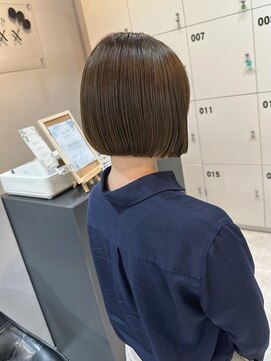 ディーエックス スリー(Dxxxx III) くすみベージュ×ミニボブ