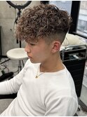 スペインカール茶髪メッシュ前下がりスパイラルパーマ