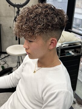 イーラ(era) スペインカール茶髪メッシュ前下がりスパイラルパーマ